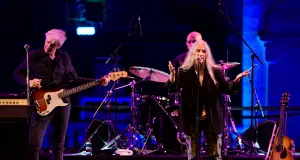 Patti Smith y su aventura al pasar de ser la madrina del punk a una guerrera del arte y la gratitud