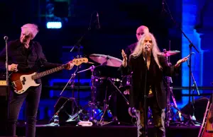 Patti Smith y su aventura al pasar de ser la madrina del punk a una guerrera del arte y la gratitud