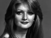 Bonnie Tyler permanece en coma inducido luego de una delicada cirugía intestinal