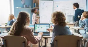 Los principales rezagos tecnológicos en la educación de Colombia, según nuevo informe: conectividad y formación docente, los mayores problemas
