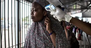 ¿Cómo se transmite el ébola entre humanos? Esto es lo que se sabe sobre el contagio del virus