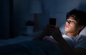 El uso nocturno de pantallas está alterando los hábitos de sueño de la Generación Z, según estudio
