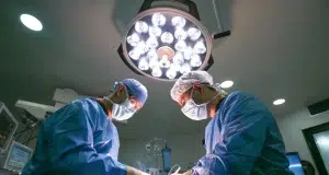Colombia marca un hito en cirugía robótica de alta complejidad: médicos realizaron el primer trasplante de riñón asistido con robot del país
