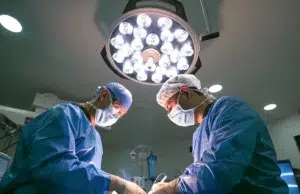 Colombia marca un hito en cirugía robótica de alta complejidad: médicos realizaron el primer trasplante de riñón asistido con robot del país
