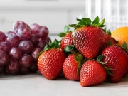 Estas son las frutas con más pesticidas en Europa, según el mayor estudio alimentario del año: uvas, fresas y naranjas, bajo la lupa