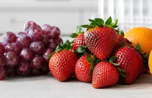 Estas son las frutas con más pesticidas en Europa, según el mayor estudio alimentario del año: uvas, fresas y naranjas, bajo la lupa