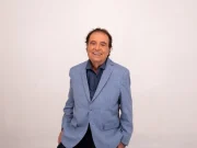‘Ensayar me da un poco de pereza’: las confesiones de Dyango, el cantante español que a los 86 años sigue de gira