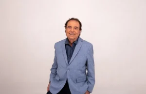 ‘Ensayar me da un poco de pereza’: las confesiones de Dyango, el cantante español que a los 86 años sigue de gira