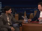 Maluma le regaló un carriel tradicional a Jimmy Fallon durante su visita a ‘The Tonight Show’: brindaron con aguardiente