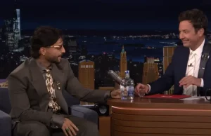 Maluma le regaló un carriel tradicional a Jimmy Fallon durante su visita a ‘The Tonight Show’: brindaron con aguardiente