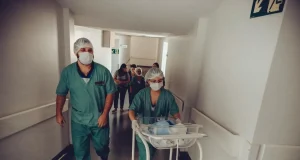 Así está la enfermería en Colombia frente al panorama mundial: formación, retos y oportunidades laborales, según expertos