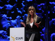 España: declaran acusada a esposa de Sánchez y le exigen comparecer