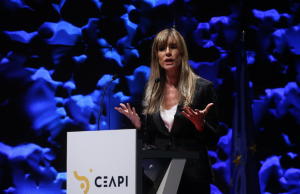 España: declaran acusada a esposa de Sánchez y le exigen comparecer