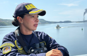 María Ángela, la capitán que cambió los planos industriales por las cartas náuticas