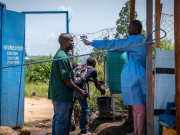 Por epidemia de ébola, Uganda cierra frontera con RD Congo