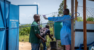 Por epidemia de ébola, Uganda cierra frontera con RD Congo