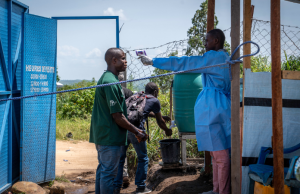 Por epidemia de ébola, Uganda cierra frontera con RD Congo