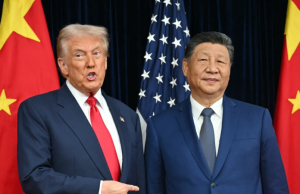Trump aterriza en Pekín para cumbre de alto nivel con Xi Jinping