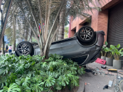 Vehículo cae desde el segundo piso de parqueaderos del Club El Nogal