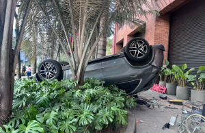 Vehículo cae desde el segundo piso de parqueaderos del Club El Nogal
