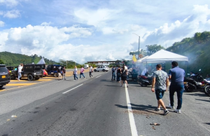 Mantienen bloqueos en peaje San Bernardo y Tarapacá, Caldas