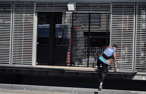 Denuncian exceso de uso de fuerza por parte de guardas de Transmilenio