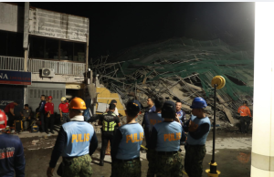 20 desaparecidos deja derrumbe de edificio en Ángeles, Filipinas