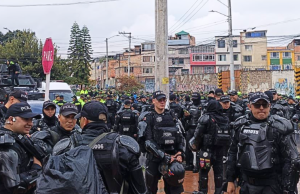Bloquean vía en barrio El Remanso en medio de procedimiento de desalojo