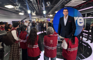 Red+ Noticias aparta a director del noticiero tras denuncias de acoso