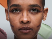 ¿El corrector Violet es la nueva tendencia en maquillaje?