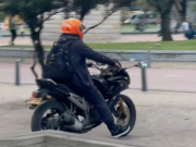 Alerta por motos que invaden sendero peatonal del eje ambiental de Bogotá