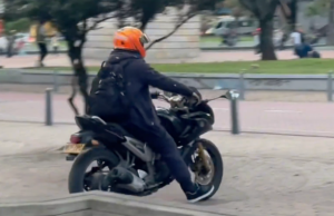 Alerta por motos que invaden sendero peatonal del eje ambiental de Bogotá