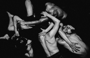 Código Rojo: la obra que muestra el abismo de la violencia masculina
