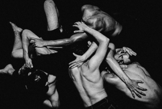 Código Rojo: la obra que muestra el abismo de la violencia masculina