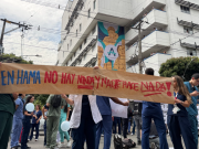 Por retrasos en pagos protesta personal médico de Hospital Alma Mater