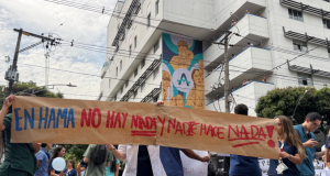 Por retrasos en pagos protesta personal médico de Hospital Alma Mater