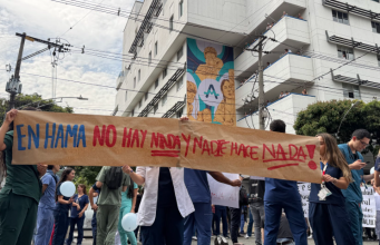 Por retrasos en pagos protesta personal médico de Hospital Alma Mater