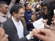 Cepeda no descarta en su eventual gobierno impulsar una constituyente