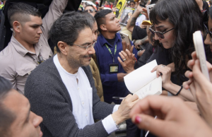 Cepeda no descarta en su eventual gobierno impulsar una constituyente