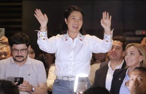 Keiko Fujimori con el 63 % de las mesas contabilizadas punteaba anoche en Perú