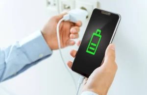¿Qué conectar primero, el celular o el cargador para evitar daños mecánicos y eléctricos?