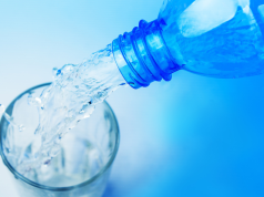 ¿Hay que beber dos litros de agua al día? Un estudio cuestiona la recomendación y explica de qué depende la hidratación