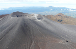 Emiten alerta por incremento de actividad sísmica y emisión de ceniza en el volcán Puracé