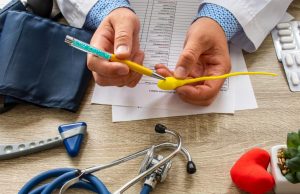 La microcirugía que permite a hombres que se realizaron la vasectomía volver a tener la posibilidad de ser padres