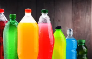 El consumo de bebidas azucaradas durante la niñez y la adolescencia eleva el riesgo de hipertensión en adultos