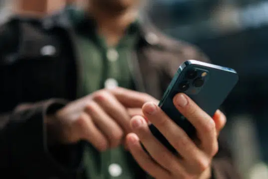 Activar el modo avión puede traer beneficios para su celular: así funciona
