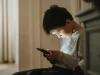 ¿Cómo debe ser el uso de pantallas de acuerdo con la edad en niños, según la evidencia científica? Colegios elaboran guía práctica para padres