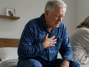 La falta de aire también apaga la intimidad: estudio vincula la disnea con menor actividad sexual en adultos mayores
