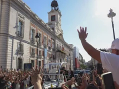 El papa León XIV denunció la violencia contra las mujeres en una vigilia, ante 40.000 personas, en Barcelona