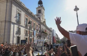 El papa León XIV denunció la violencia contra las mujeres en una vigilia, ante 40.000 personas, en Barcelona